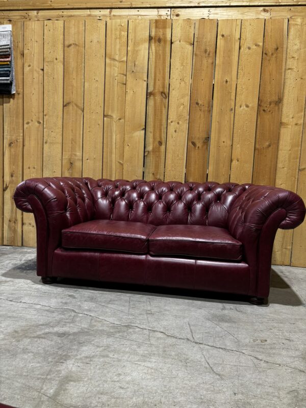 Wandsworth 2 Seat Chesterfield Sofa - Old English Burgundy (Price Band B) - Image 3