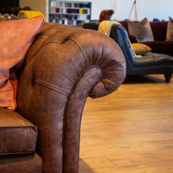 UK Showroom Stock - Wandsworth 2 Seat Chesterfield Sofa  - Apache Tan Leather - Image 2