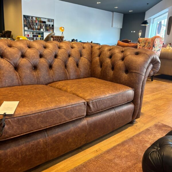 UK Showroom Stock - Wandsworth 2 Seat Chesterfield Sofa  - Apache Tan Leather - Image 4