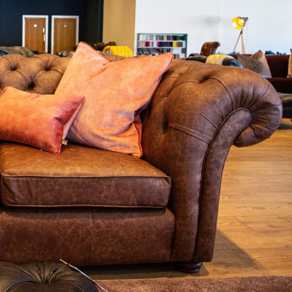UK Showroom Stock - Wandsworth 2 Seat Chesterfield Sofa  - Apache Tan Leather - Image 9